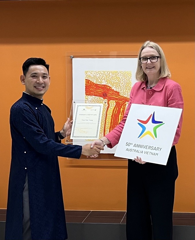 Award to winner of Australia-Vietnam 50th Anniversary logo competition