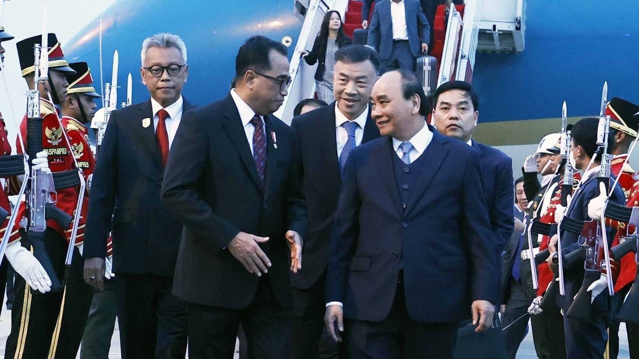 President Nguyen Xuan Phuc arrives in Jakarta, beginning State visit to Indonesia