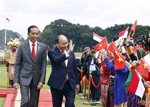 Indonesian President Joko Widodo hosts welcome ceremony for President Nguyen Xuan Phuc