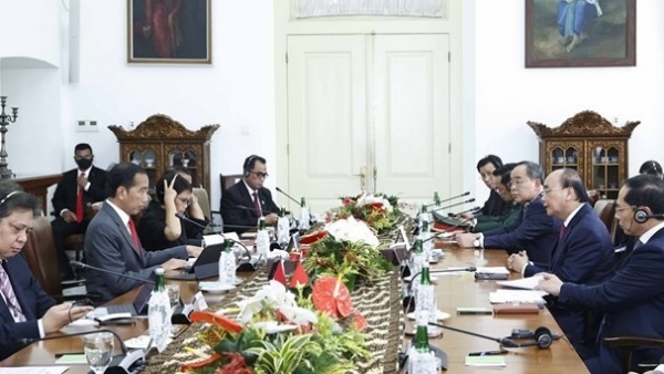 President Nguyen Xuan Phuc, Indonesian President Joko Widodo hold talks, witness signing agreements