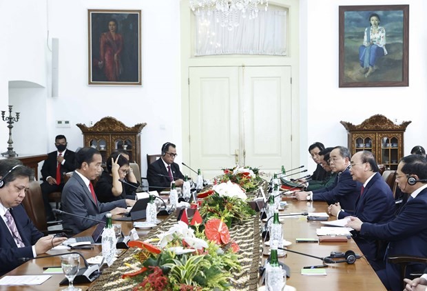 President Nguyen Xuan Phuc,  Indonesian President Joko Widodo witness signing agreements