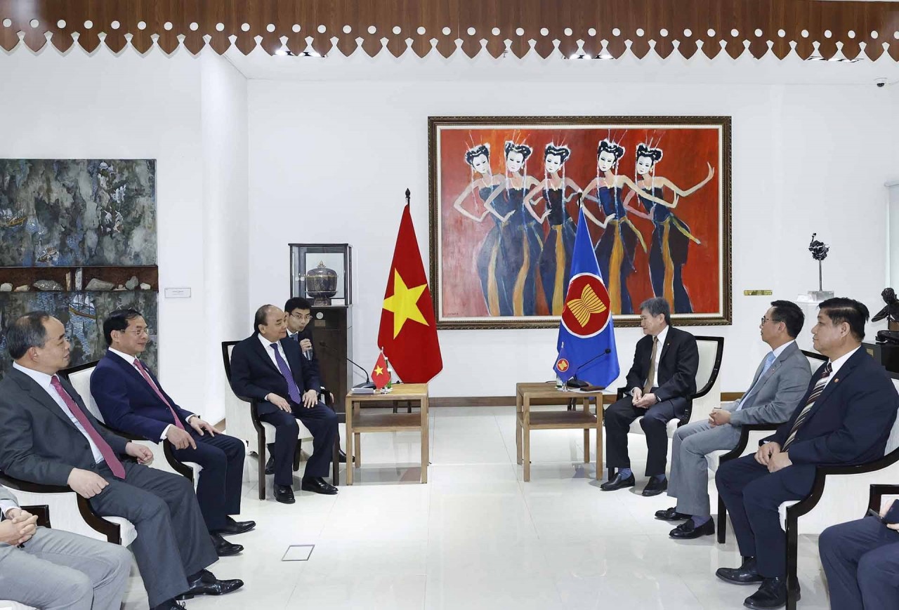 President Nguyen Xuan Phuc meets ASEAN Secretary-General Lim Jock Hoi in Jakarta