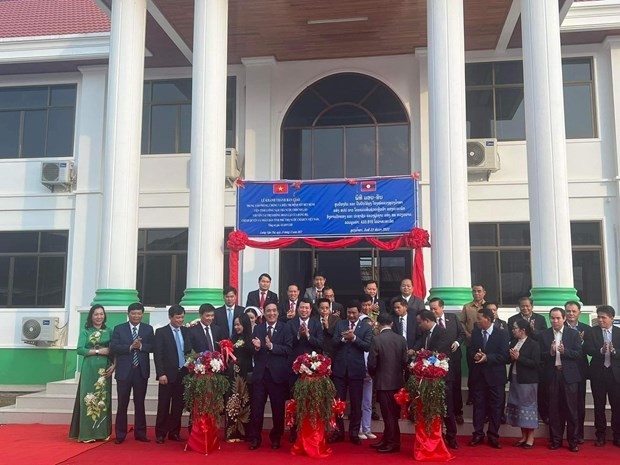 Phu Tho province hands over anti-malaria centre to Lao locality