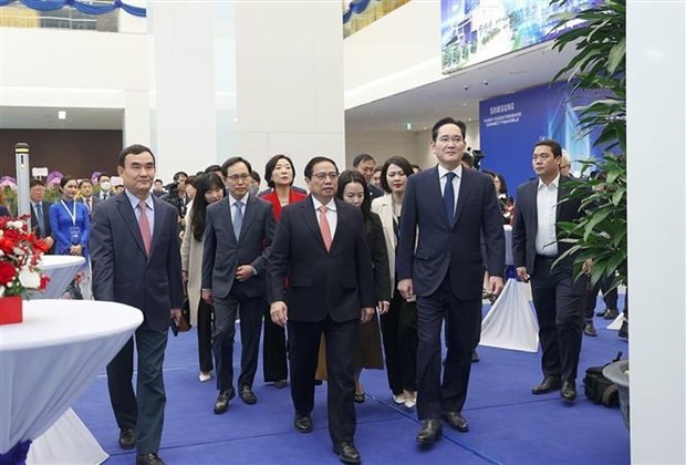 PM asks Samsung to consider Vietnam a global strategic base