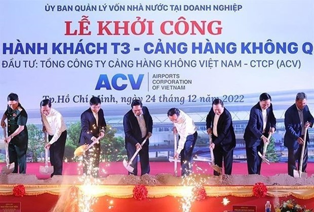 Prime Minister Pham Minh Chinh (fourth from left) and delegates perform the ground-breaking ritual. (Source: VNA) 