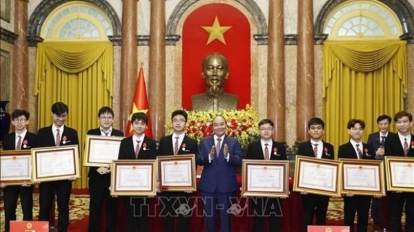 President presents Labour Orders to winners of Int’l Olympiads, sci-tech competitions