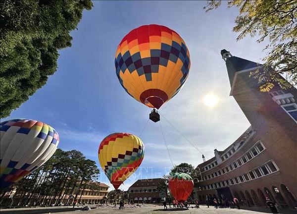 First Da Lat hot air balloon festival fascinates visitors