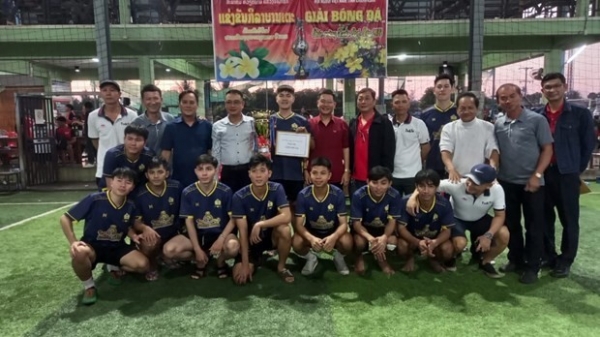 Football tournament for overseas Vietnamese (OVs) in Laos wraps up