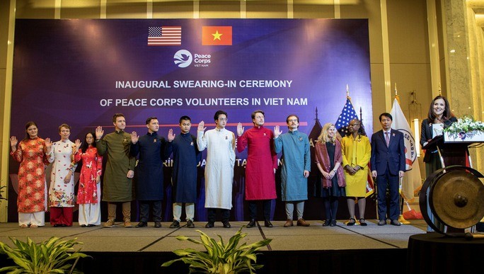 US Peace Corps volunteers take oaths in Hanoi. (Photo: U.S. Embassy in Hanoi)