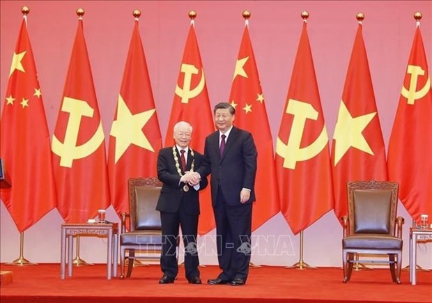 General Secretary of the Communist Party of China and President of China Xi Jinping (right) presents a Friendship Order to General Secretary of the Communist Party of Vietnam Nguyen Phu Trong. (Photo: VNA)