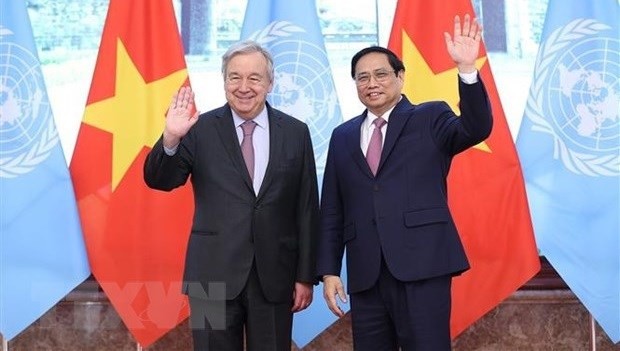 Prime Minister Pham Minh Chinh (right) receives United Nations Secretary General António Guterres within the framework of his official visit to Vietnam from October 21-22, 2022. (Photo: VNA)