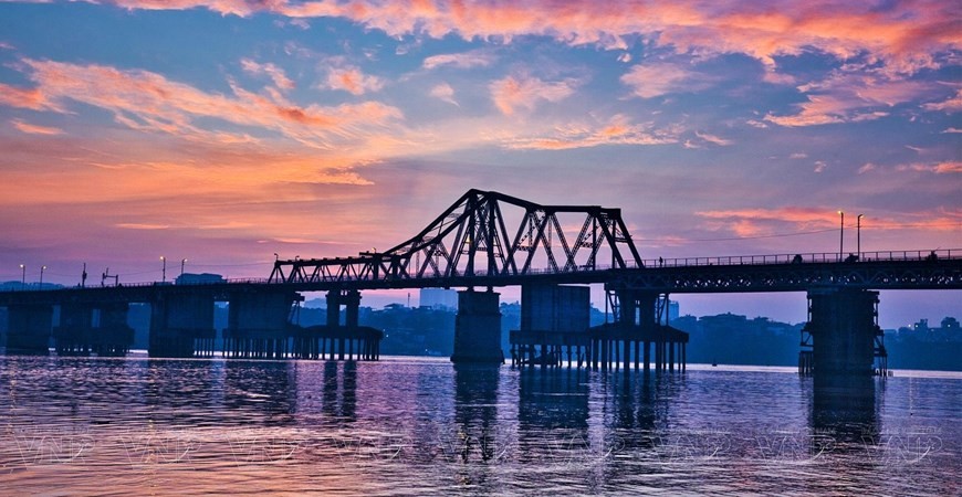 The bridge was initially called Doumer Bridge, after Paul Doumer, the French Governor-General of Indochina in 1897. At the time of construction, it was one of the world’s largest bridges. Following Vietnam’s liberation, it was renamed Long Bien Bridge. (Photo: VNA)