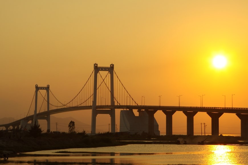 Construction of Thuan Phuoc Bridge began in 2003 and took nearly 6 years to complete. It is nearly 2 km long, making it one of the longest suspension bridges in Vietnam. It has a width of nearly 20 metres with 4 lanes for traffic. When night falls on the 