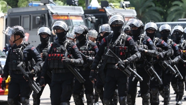 Hình ảnh lực lượng an ninh Indonesia triển khai bảo vệ trận đấu bán kết AFF Cup 2022