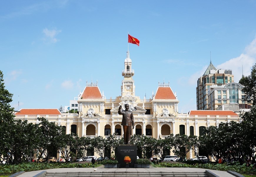 With stunning architecture, the Ho Chi Minh City People’s Committee building impresses tourists with its sophisticated reliefs carved on walls and its Roman columns and arches. (Photo: VNA