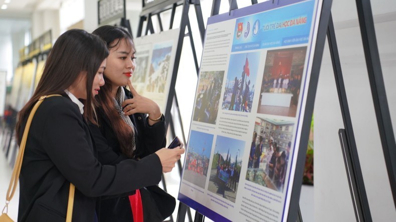 Da Nang students visit the exhibition. (Photo: NDO)