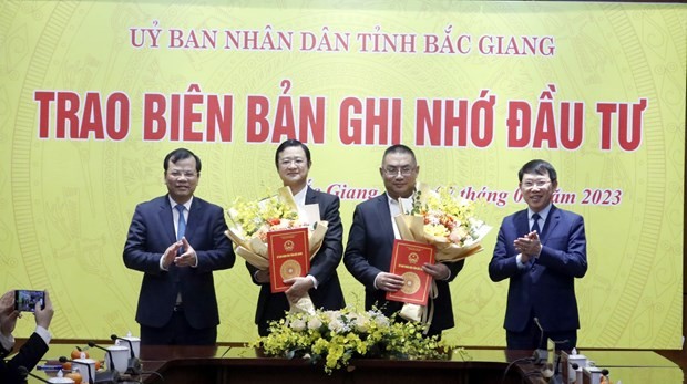 Leaders of Bac Giang province grant MoU on investment to representatives of Yadea Group and Tan Hung industrial park (Photo: VNA)