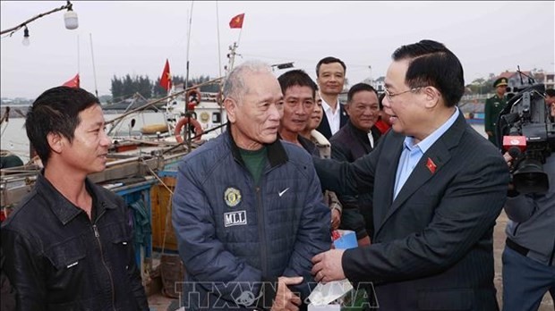 National Assembly leader pays pre-Tet visit to fishermen, needy people in Quang Binh