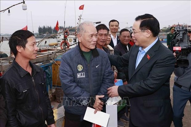 Chairman of the National Assembly (NA) Vuong Dinh Hue (1st from right) and fishermen at the Cua Phu port in Dong Hoi city’s Bao Ninh commune. (Source: VNA)