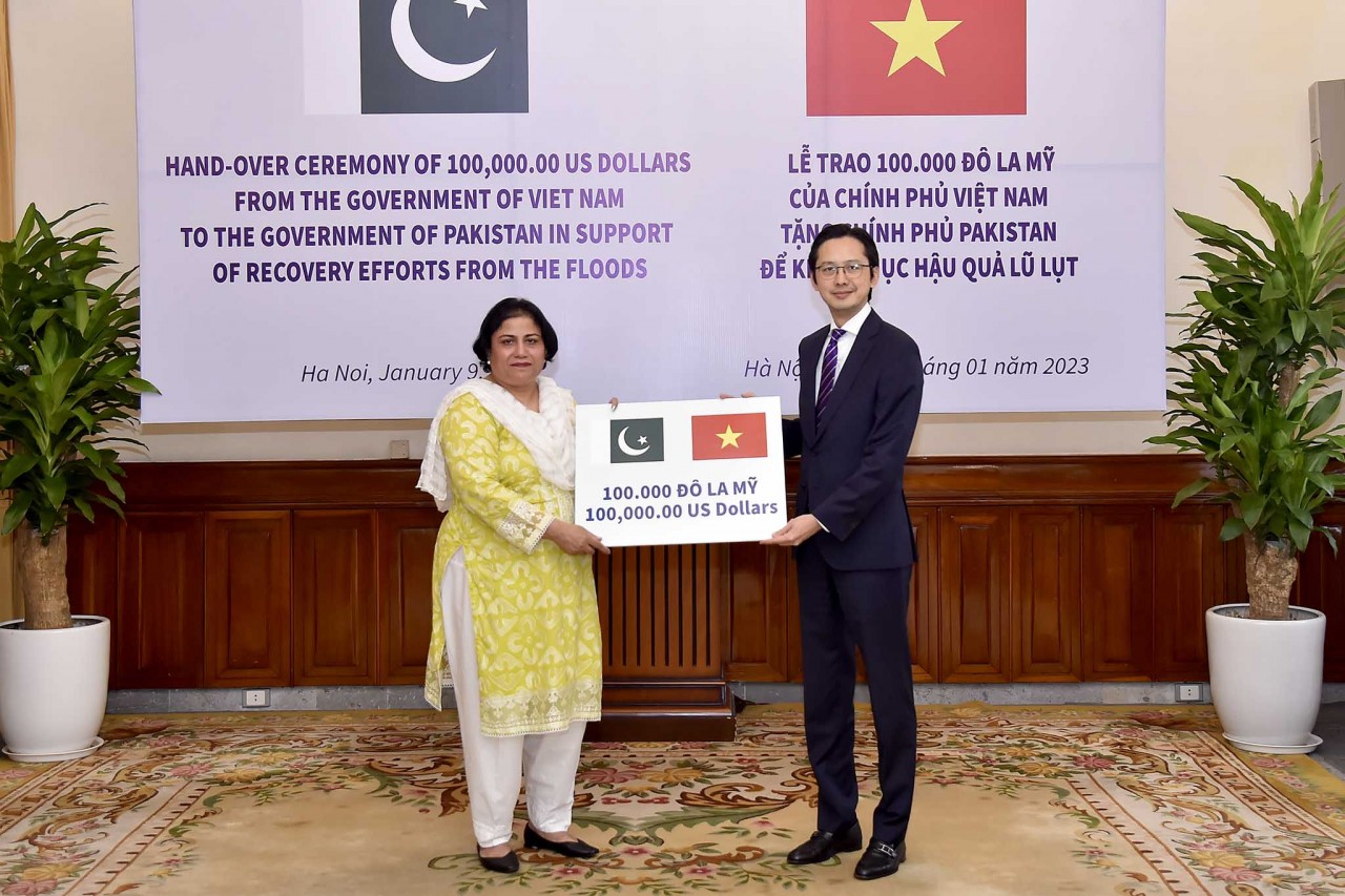 Thứ trưởng Đỗ Hùng Việt trao tiền ủng hộ lũ lụt tại Pakistan. (Ảnh: Quang Hòa)