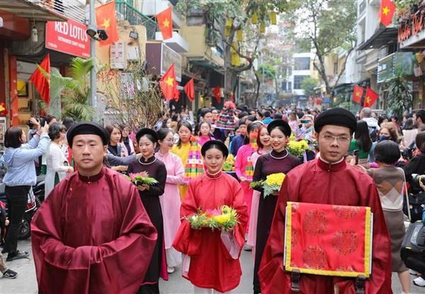 PM directs intensifying efforts to prevent COVID-19 during Tet Festival