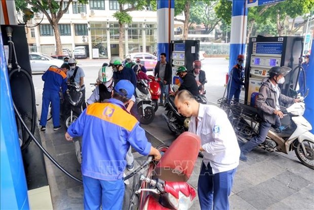Prices of petrol hold, oil down 520-960 VND per litre from January 11