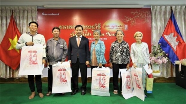 Vietnam Embassy gives Tet presents to Cambodians of Vietnamese origin