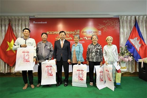 Tet presents given to revolution contributors, poor people in Cambodia