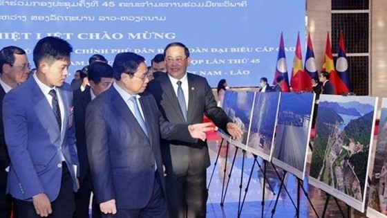 Prime Ministers of Vietnam, Laos visit photo exhibition on achievements of economic ties