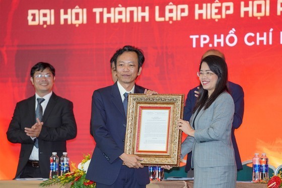 Director of the HCMC Tourism Department Nguyen Thi Anh Hoa hands over the establishment certificate of Ho Chi Minh City Food and Beverage Association to Mr. Nguyen Tan Viet, Chairman of the HCMC Food & Beverage Association.