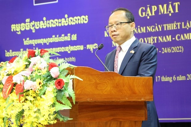 VUFO presents insignia to outgoing Cambodian Ambassador Chay Navuth