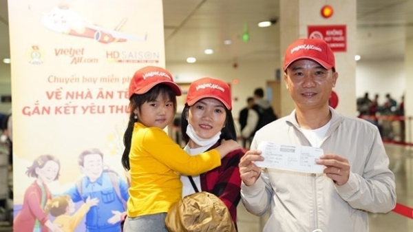 500 workers return home for Tet on free airfares of Vietjet flights