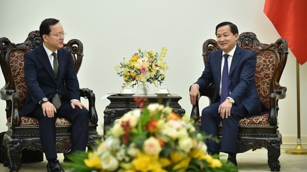 Deputy Prime Minister Le Minh Khai advises Samsung to invest more in Vietnam