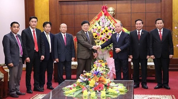 Houaphanh province of Laos offers Tet greetings to Hoa Binh province
