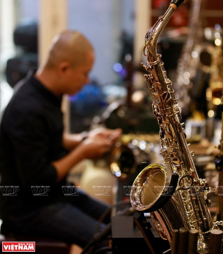 To Khang, repairing saxophones is not only his job but also the passion of his life. (Photo: VNP/VNA)