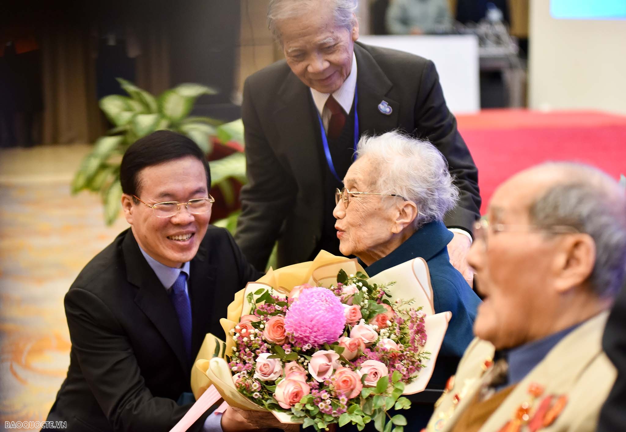 Thường trực Ban Bí thư Võ Văn Thưởng tặng hoa cho các nhân chứng. (ảnh: Nguyễn Hồng)