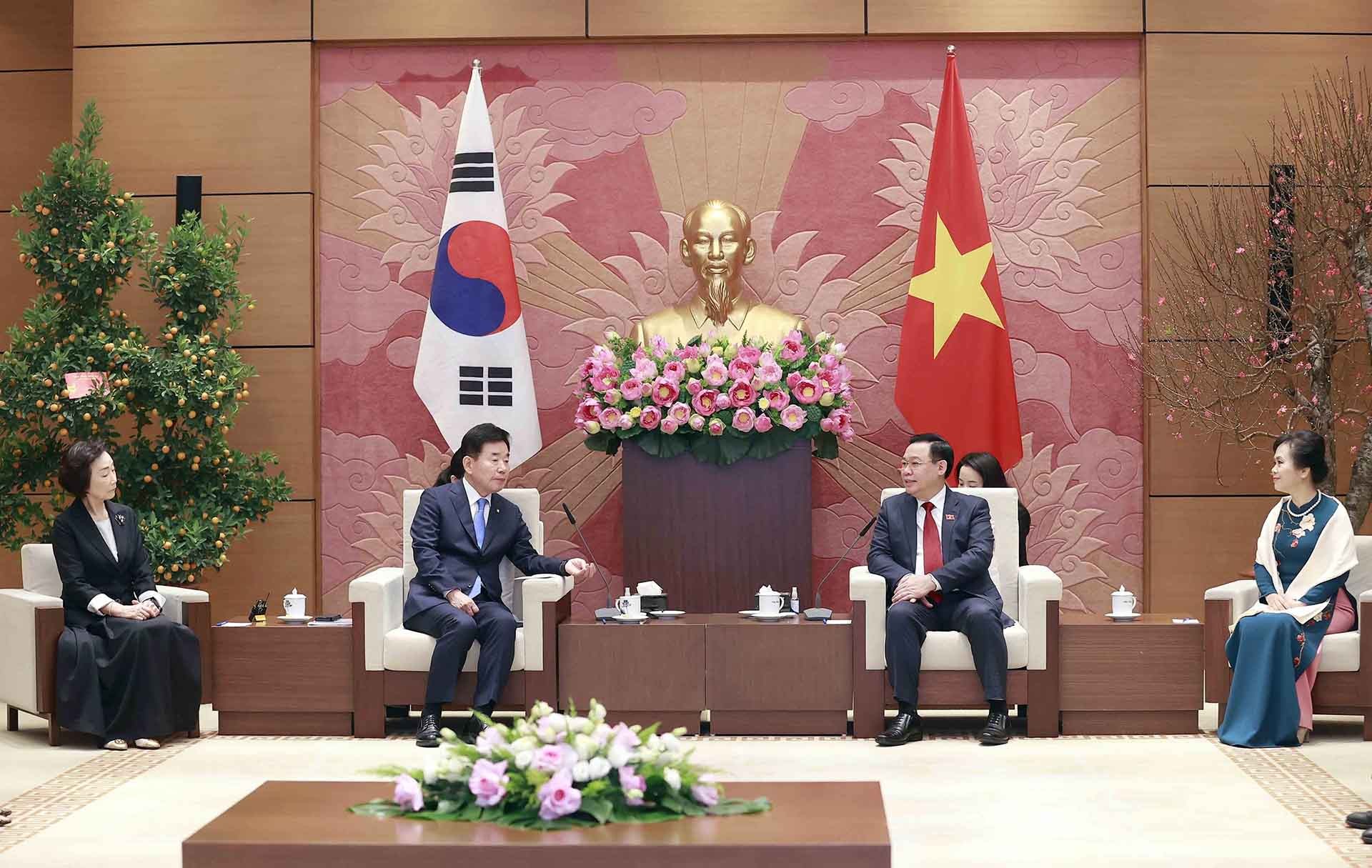 Chủ tịch Quốc hội Vương Đình Huệ và Phu nhân tiếp Chủ tịch Quốc hội Hàn Quốc Kim Jin Pyo và Phu nhân. (Nguồn: TTXVN)