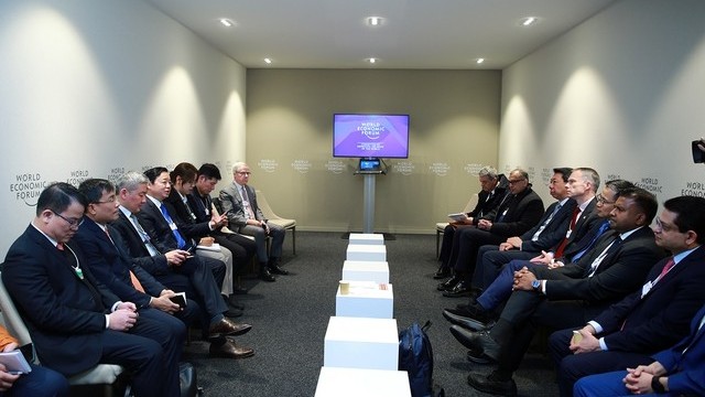 Deputy PM meets with global business leaders, senior officials at WEF meeting