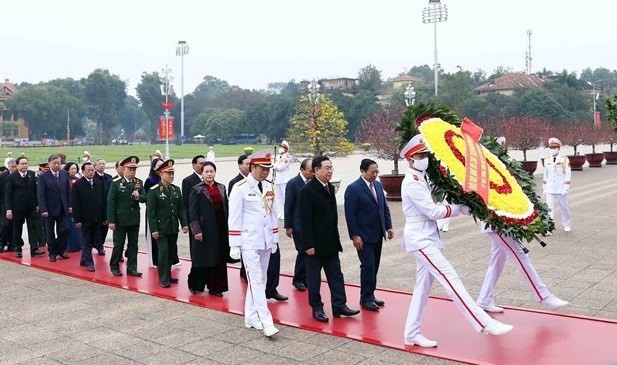 Delegation of the Party Central Committee, the President, the National Assembly, the Government, and the Vietnam Fatherland Front Central Committee pays tribute to President Ho Chi Minh at his mausoleum. (Photo: VNA)
