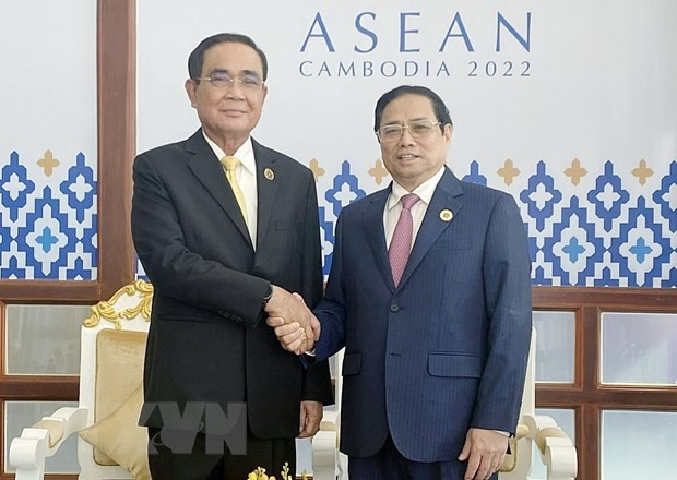 Prime Minister Pham Minh Chinh (R) meets with Thai Prime Minister Prayut Chan-o-cha on the sidelines of the 40th ASEAN Summit and Related Meetings in Phnom Penh, Cambodia. (Photo: VNA)