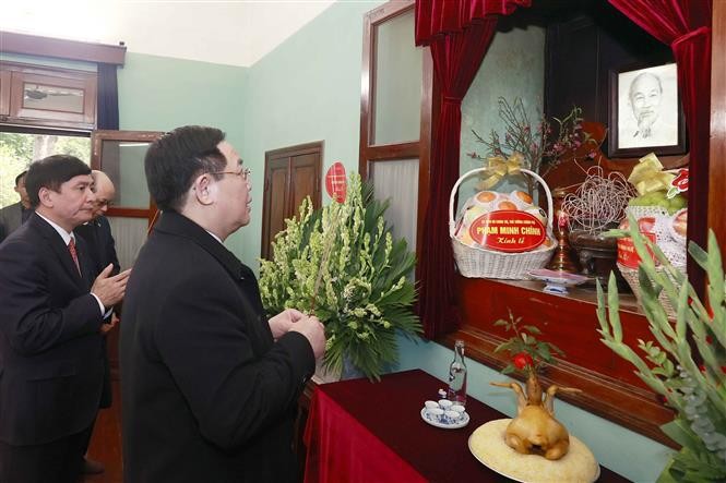 NA Chairman Vuong Dinh Hue offers incense in tribute to late President Ho Chi Minh at House 67 inside the Presidential Palace complex in Hanoi. (Photo:VNA)