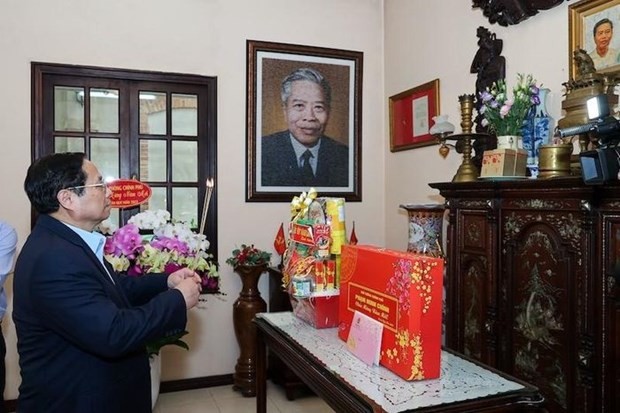 Prime Minister Pham Minh Chinh offers incense in tribute to late Chairman of the Council of Ministers (now PM) Pham Hung (1912 – 1988). (Photo: VNA)