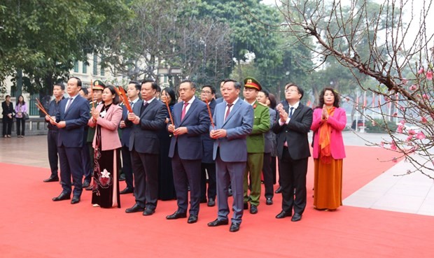Hanoi officials offer incense to King Ly Thai To at the monument near Hoan Kiem Lake on January 21. (Source: hanoimoi.com.vn)