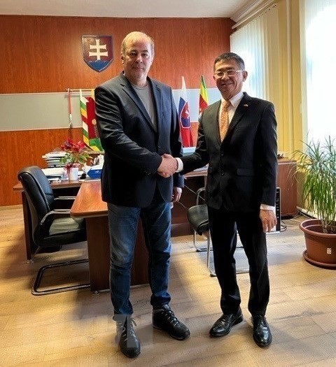 Vietnamese Ambassador to Slovakia Nguyen Tuan (R) and governor of Horne Saliby town Pavol Dobossy. (Source: VNA)