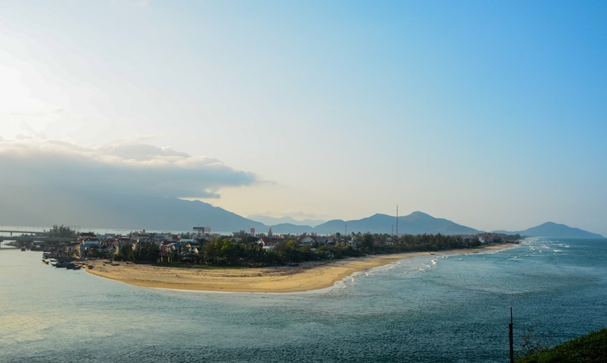 Endowed with over 10km long beach sloping gently to the pure water sea to shape an arc with the long and beautiful sand, Lang Co is a quiet note for a summer escape. (Photo: VNA)