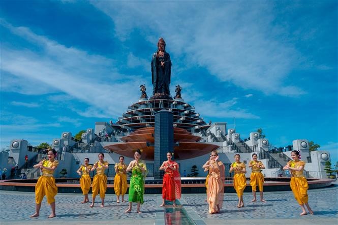 A performance of Khmer dance on Ba Den Mountain. (Source: VNA)