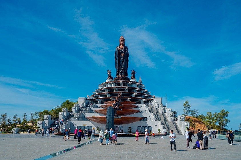 Visitors coming to Ba Den mountain can marvel at the 72m-tall “Tay Bo Da Son”, Bodhisattva statue which was made of more than 170 tons of bronze. (Source: VNA) 
