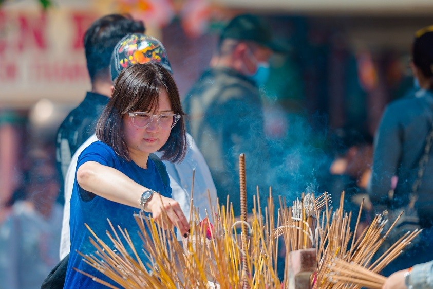 A visitor offers incense at Ba Pagoda. (Source: VNA)