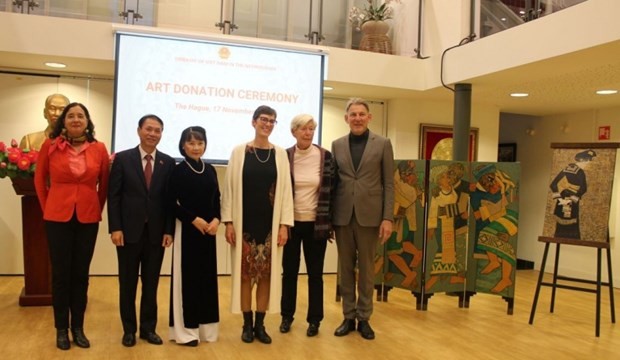 Vietnam National Fine Arts Museum received paintings from former Dutch diplomat