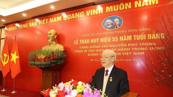 General Secretary Nguyen Phu Trong receives 55-year Party membership badge